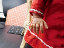 lulu red hands